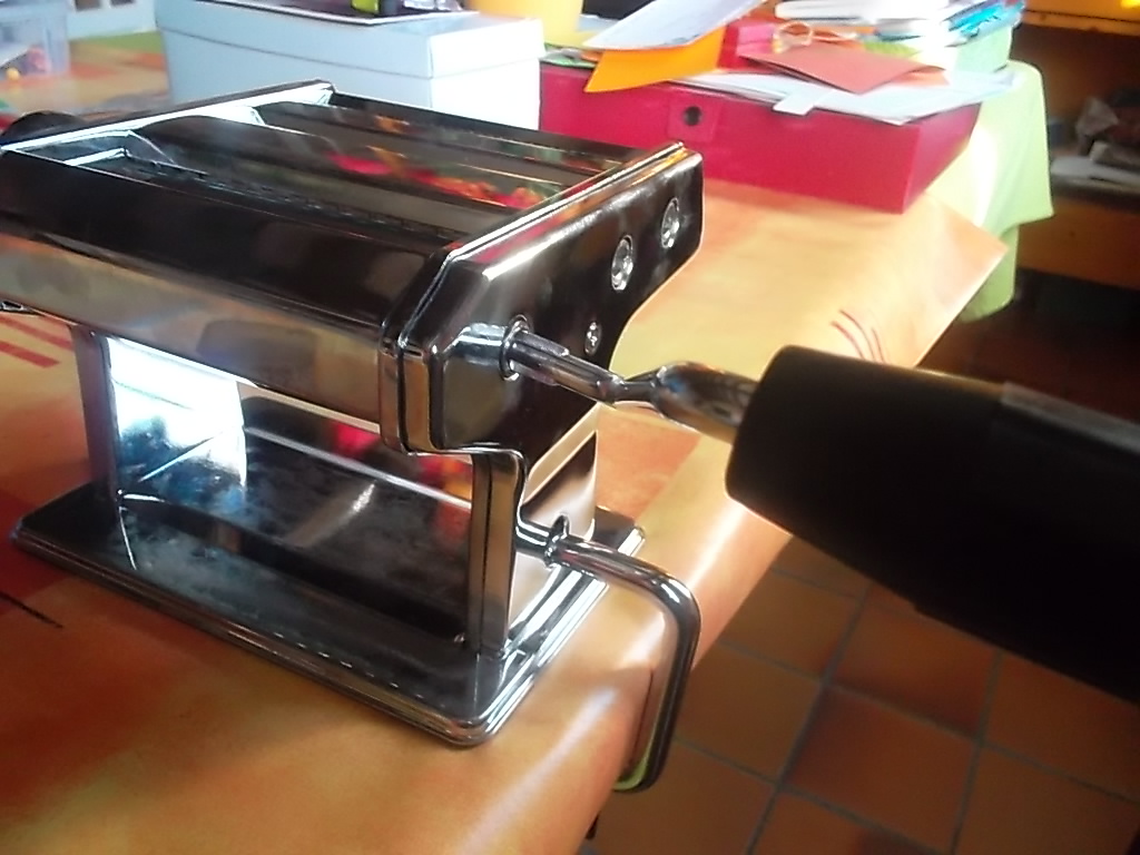 Voici une "machine à pâte" autrement dit sous forme officiel "pasta machine".